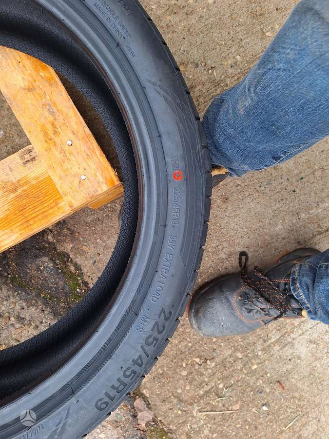 Triangle, summer 225/45 R19