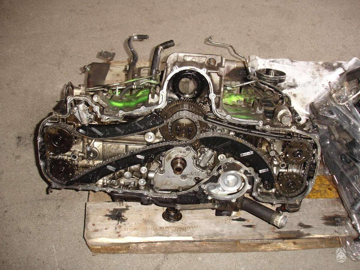 Subaru Outback variklio detalės