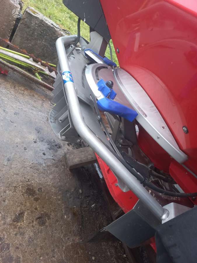 Kuhn AXIS 40.2 W, spreaders