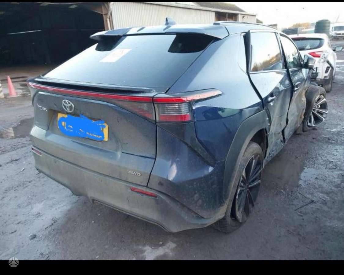 Toyota bZ4X dalimis. Dalimis