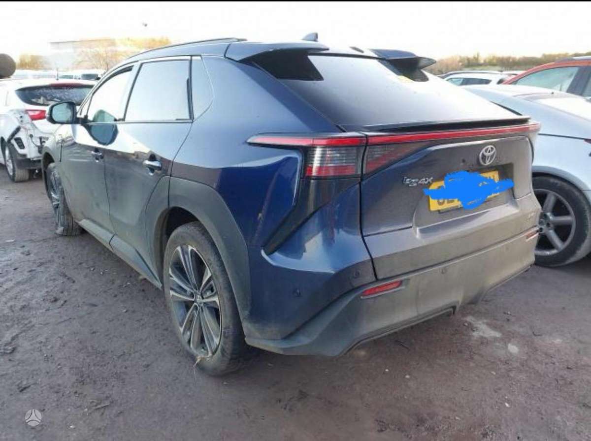 Toyota bZ4X dalimis. Dalimis