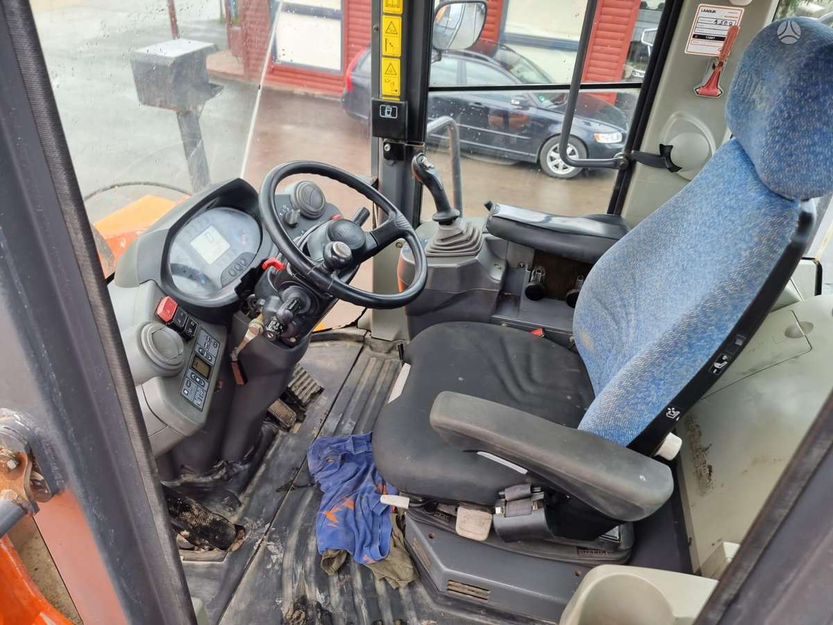 Hitachi ZW250, frontal loader
