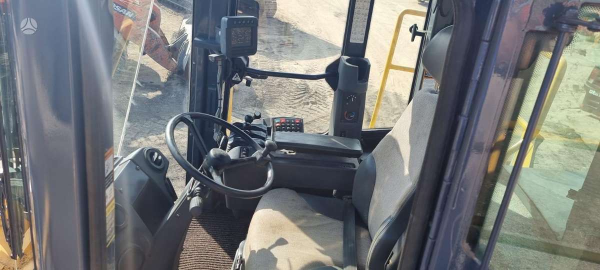 Bell L 2106E, frontal loader