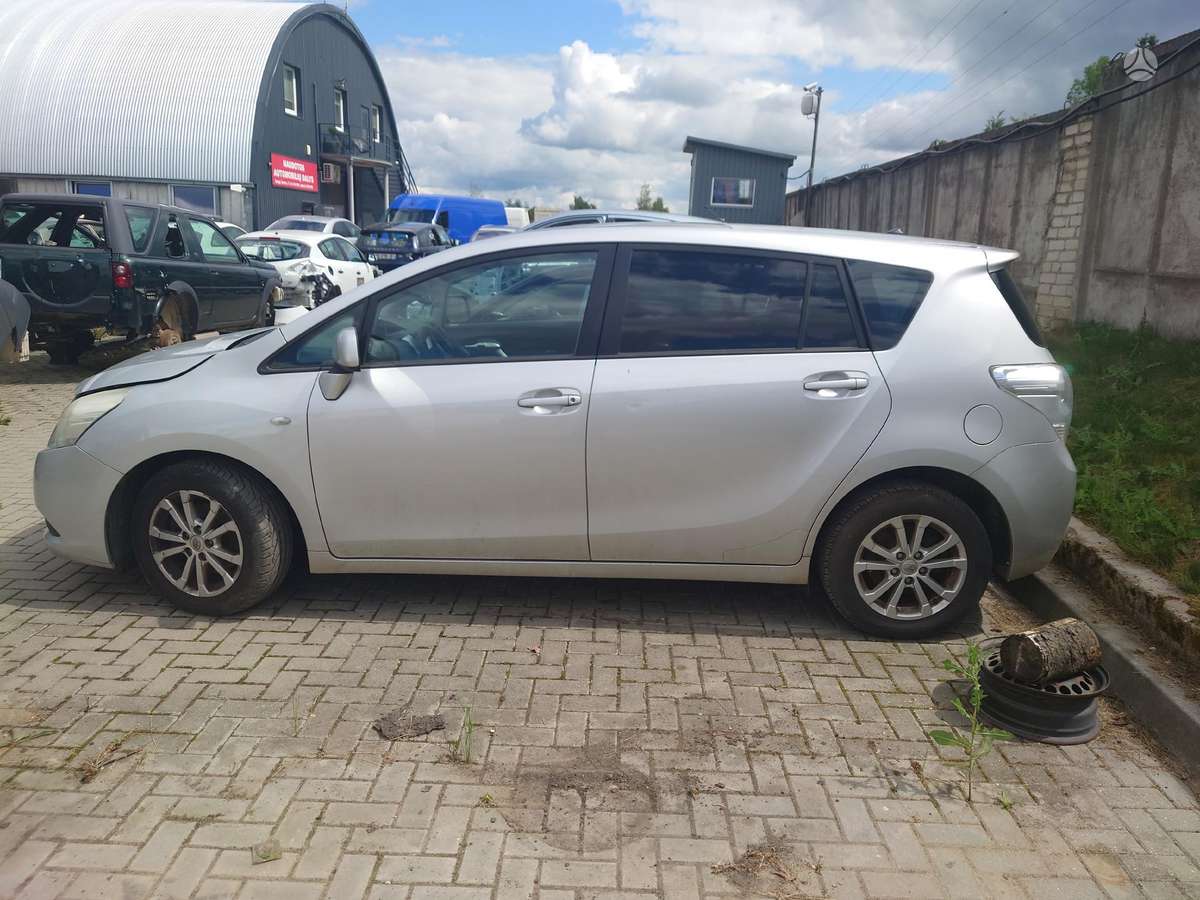 Toyota Verso по частям