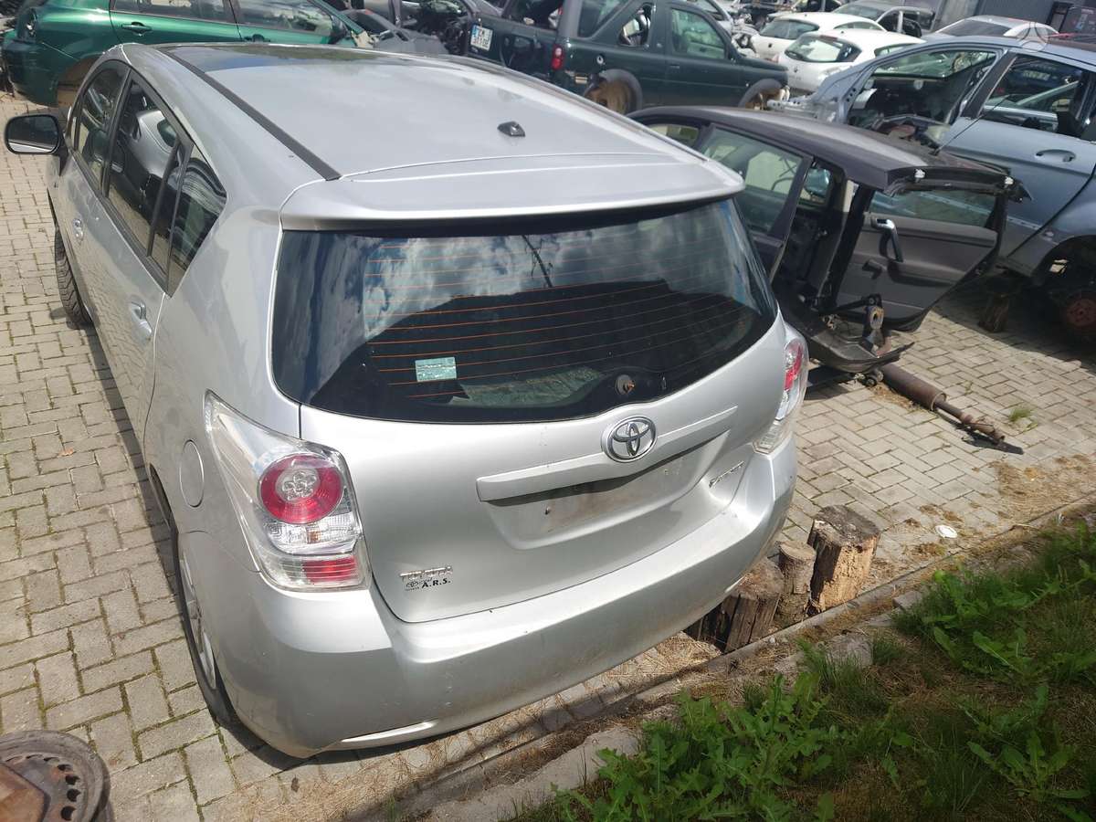 Toyota Verso по частям