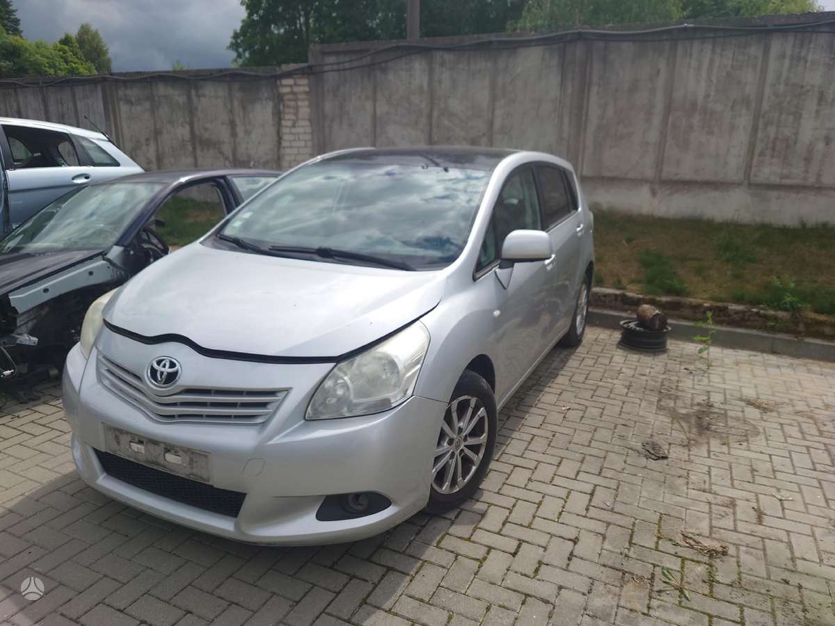 Toyota Verso по частям
