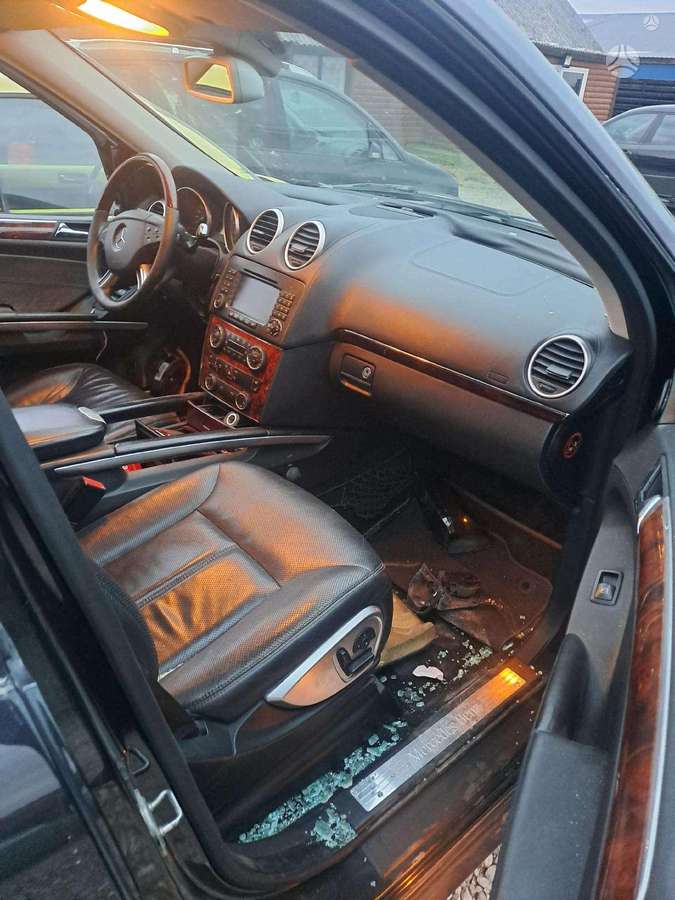 Mercedes-Benz GL450 dalimis