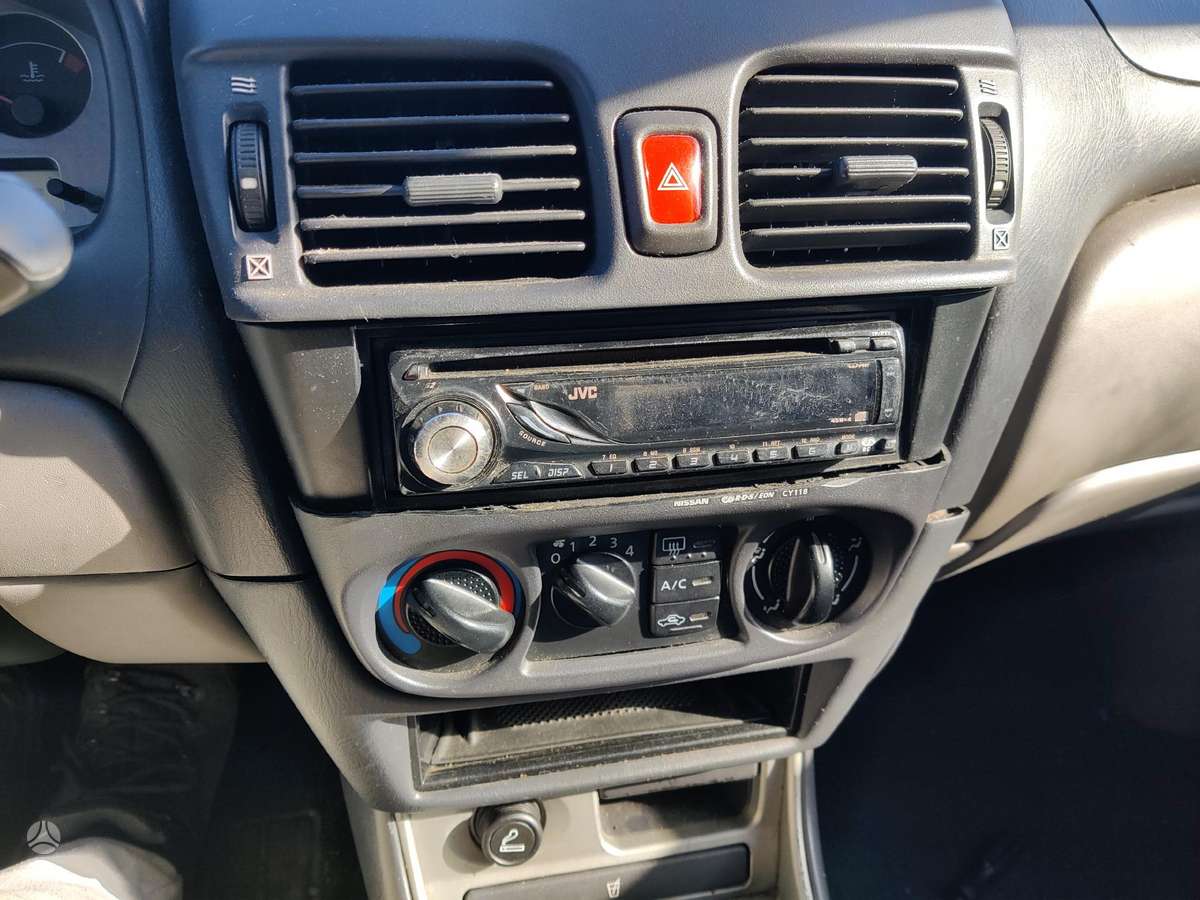 Nissan Almera dalimis