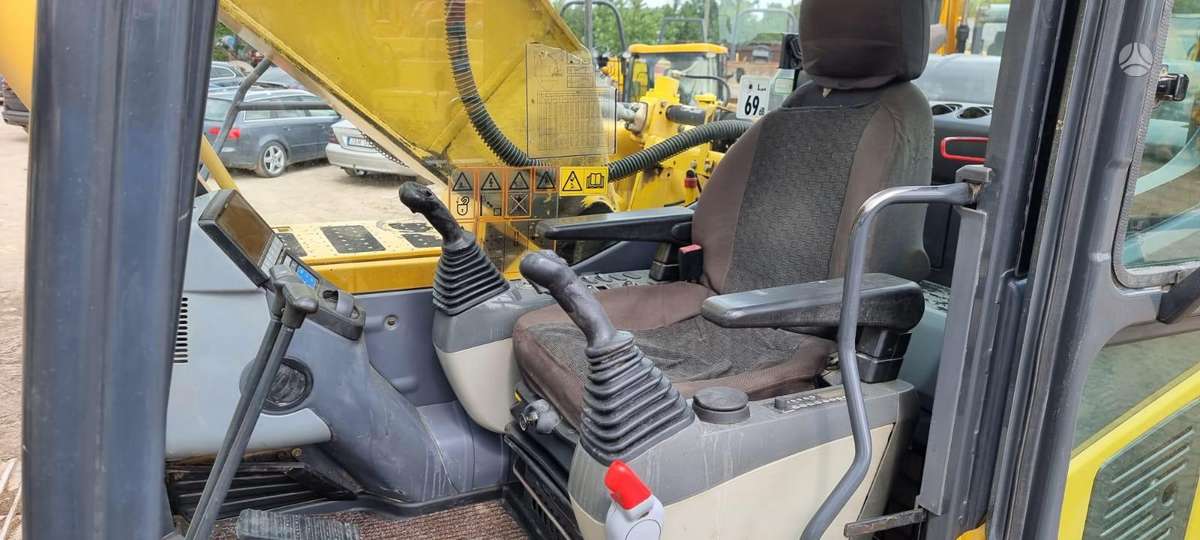 Komatsu PC210LC-8, excavator