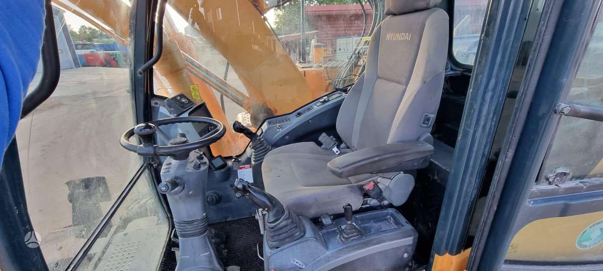 Hyundai Robex 140W-9, excavator