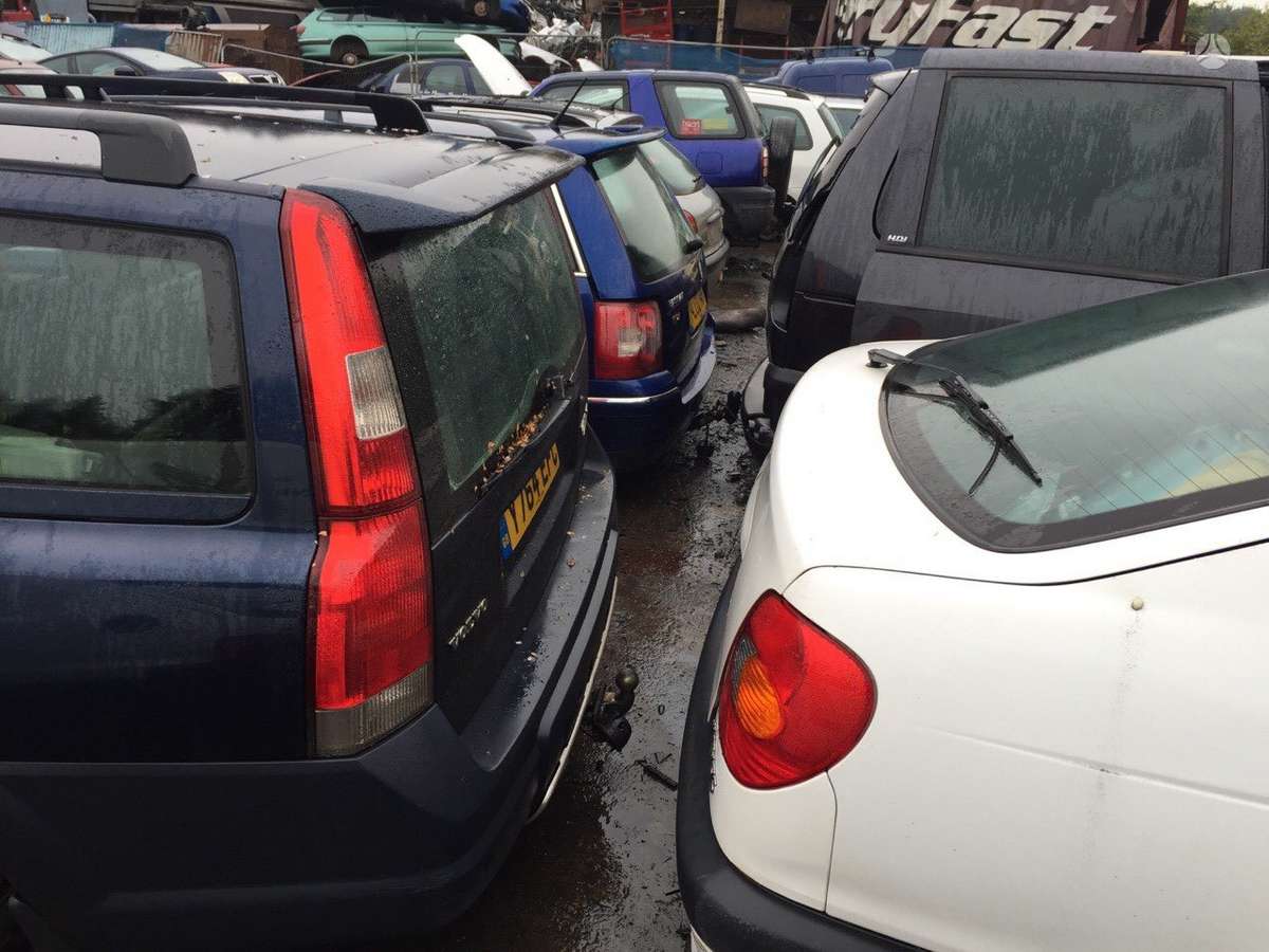 Volvo XC70 dalimis
