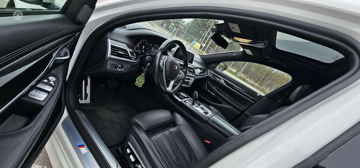 BMW 750, 4.4 l., limousine