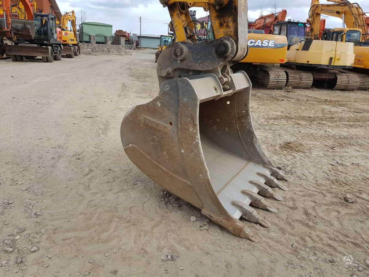 JCB JS220LC, excavator