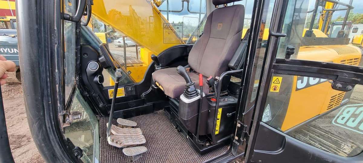 JCB JS220LC Plus, ekskavatoriai