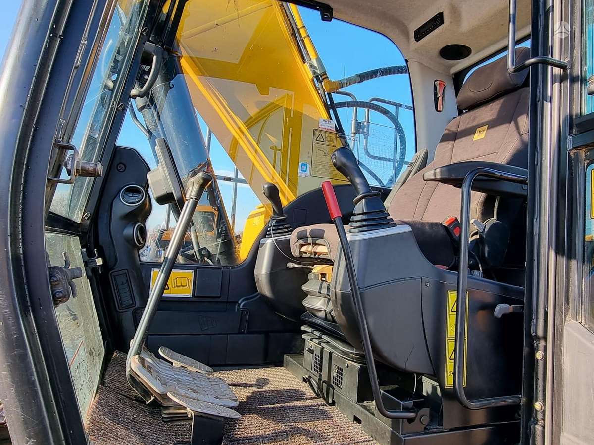 JCB JS220LC Plus, ekskavatoriai