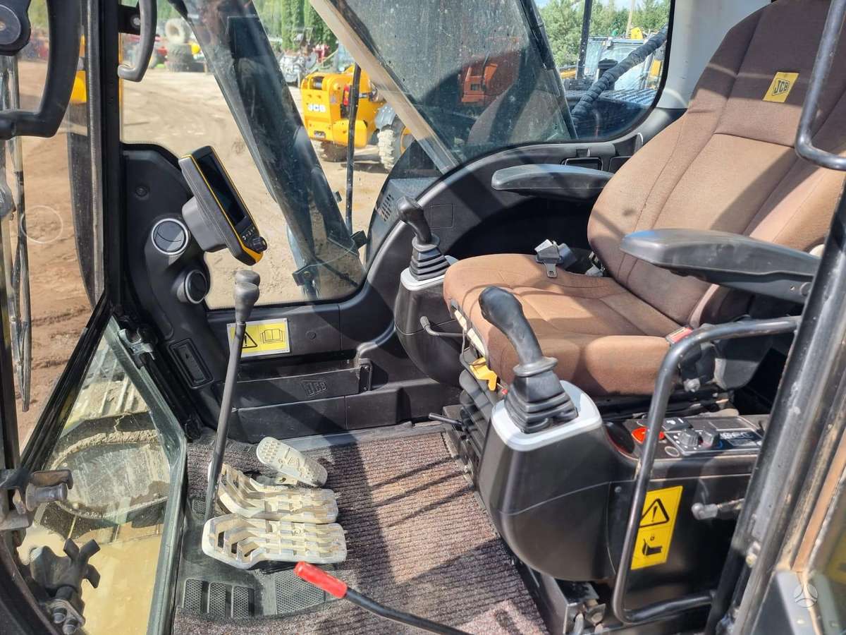 JCB JS220LC T4, excavator