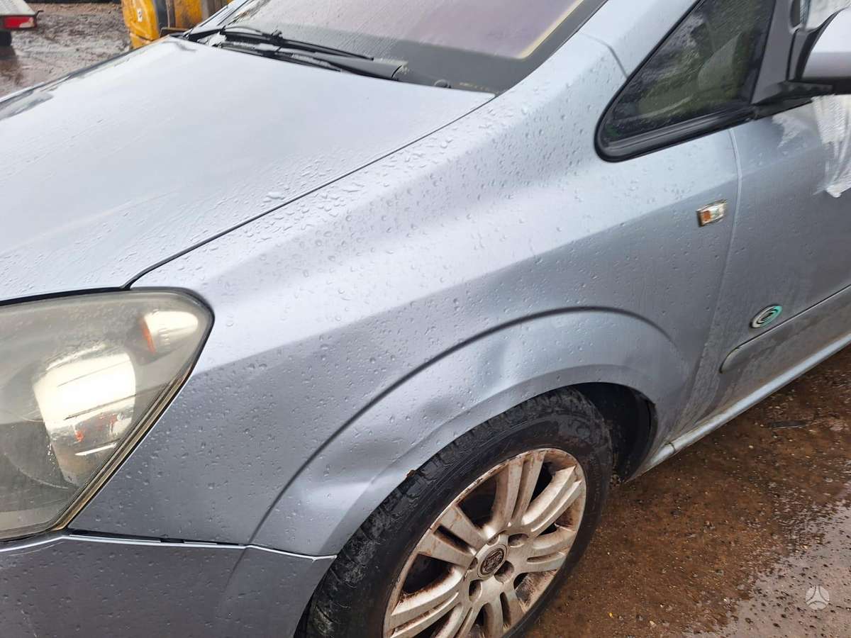 Opel Zafira dalimis