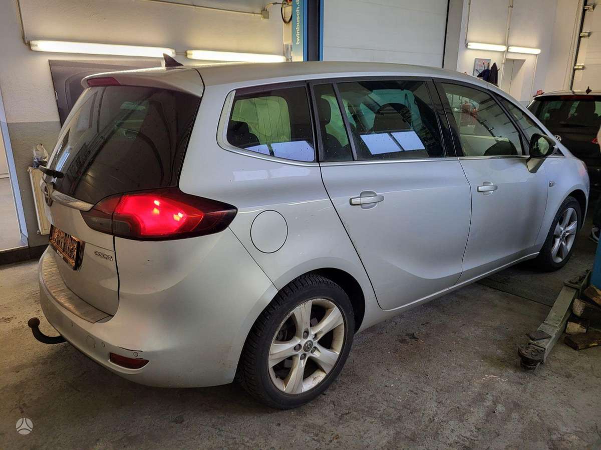 Opel Zafira Tourer kėbulo dalys