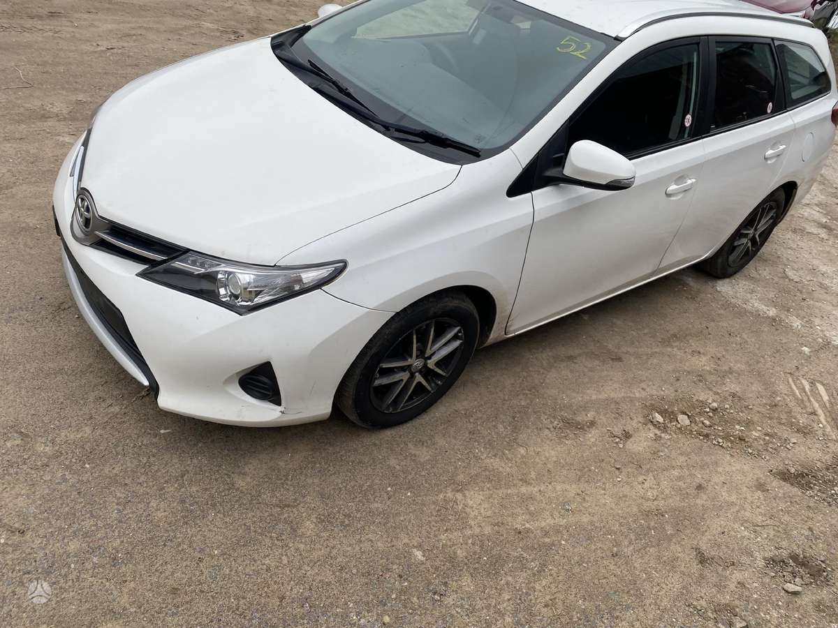 Toyota Auris detales galime siusti