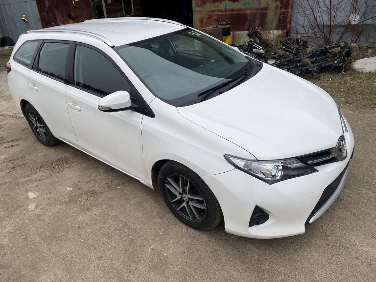 Toyota Auris detales galime siusti