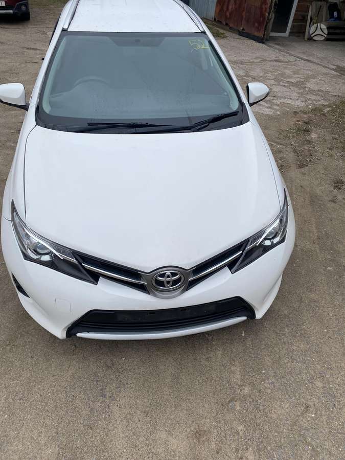 Toyota Auris detales galime siusti