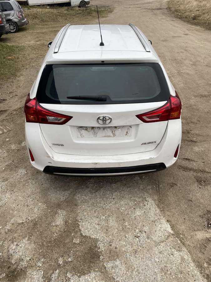 Toyota Auris detales galime siusti