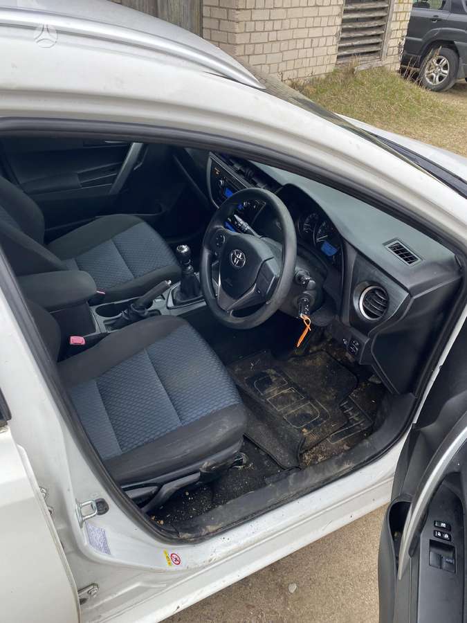 Toyota Auris detales galime siusti