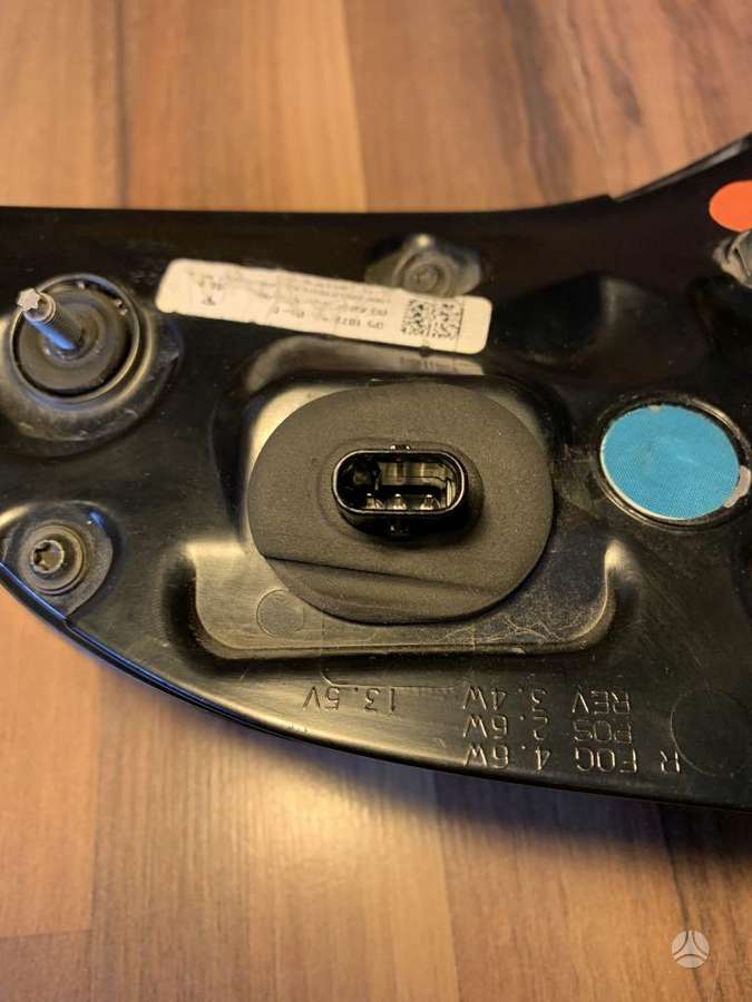 Tesla Model 3 durys, žibintai
