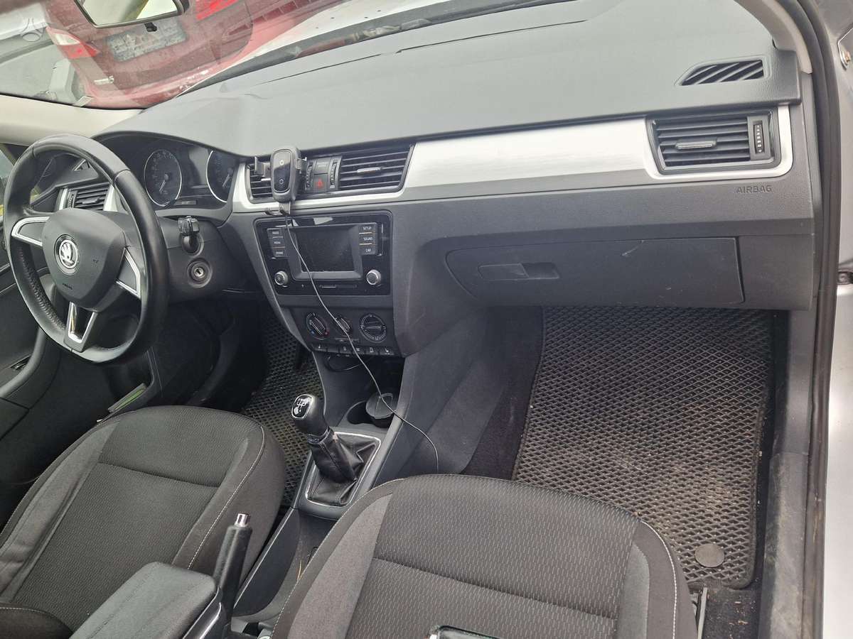 Skoda Rapid dalimis