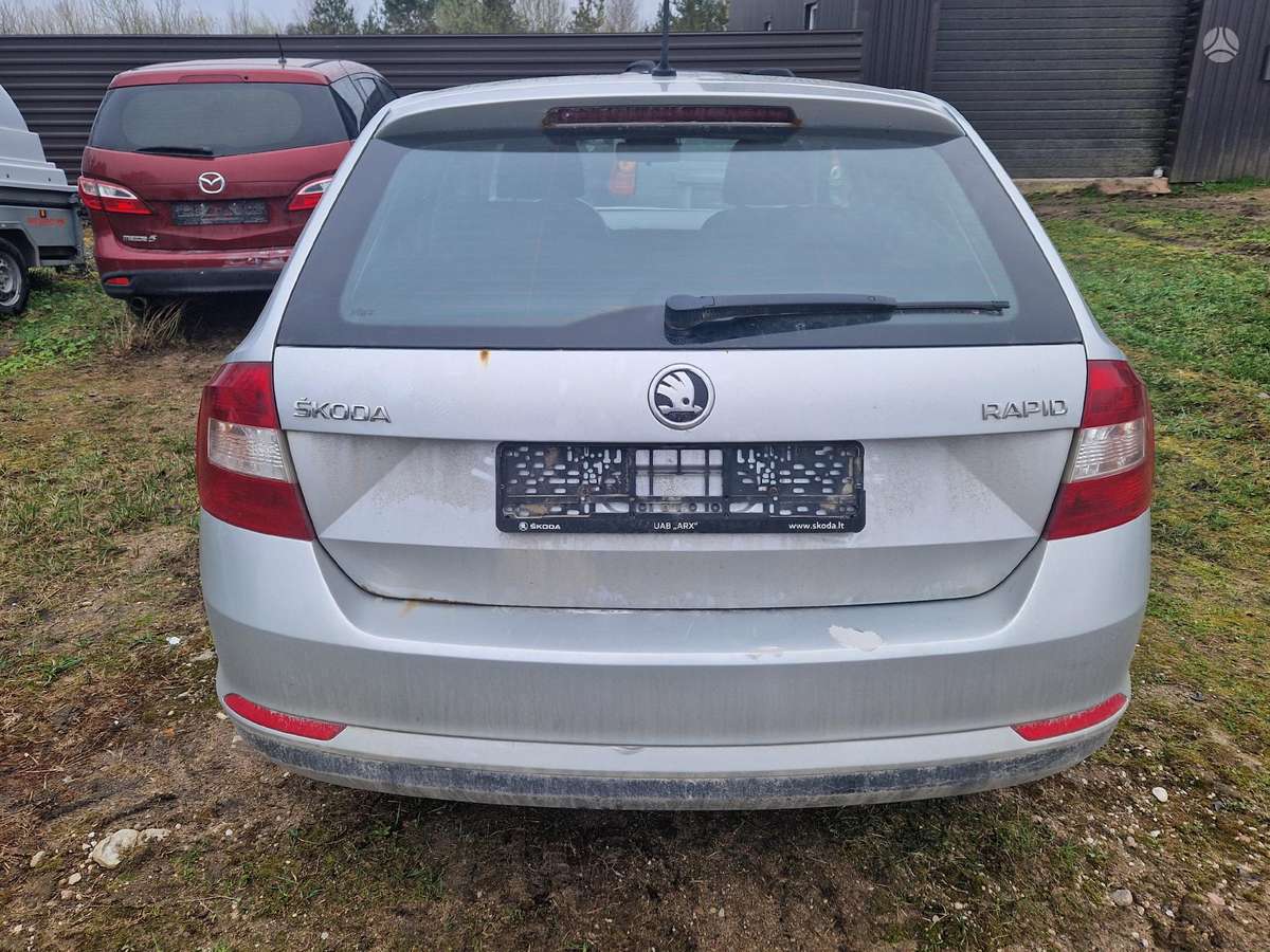 Skoda Rapid dalimis