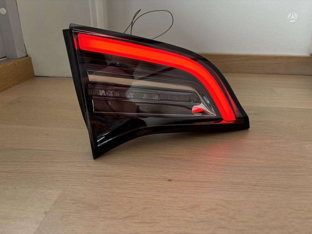 Tesla Model 3 durys, žibintai