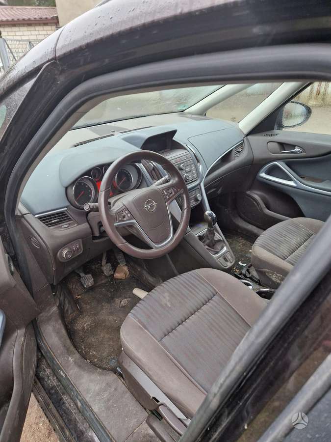 Opel Zafira Tourer kėbulo dalys