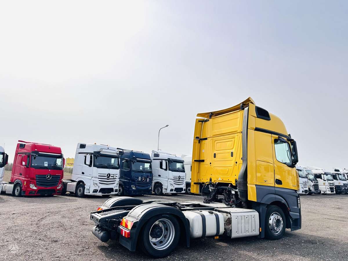 Mercedes-Benz 1842 Mega Giga Space Actros, double sleeper