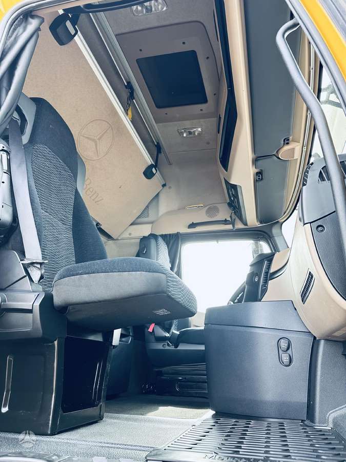 Mercedes-Benz 1842 Mega Giga Space Actros, double sleeper