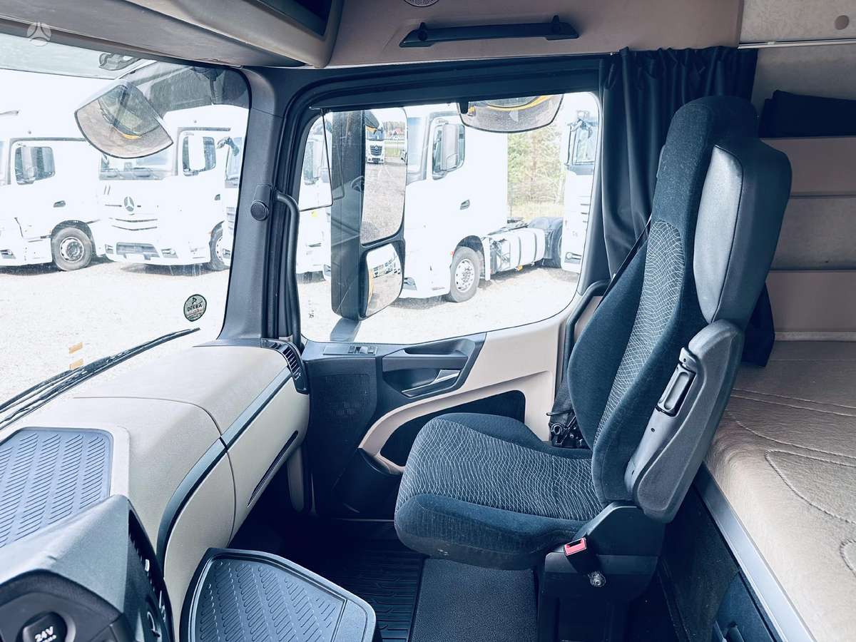 Mercedes-Benz 1842 Mega Giga Space Actros, double sleeper