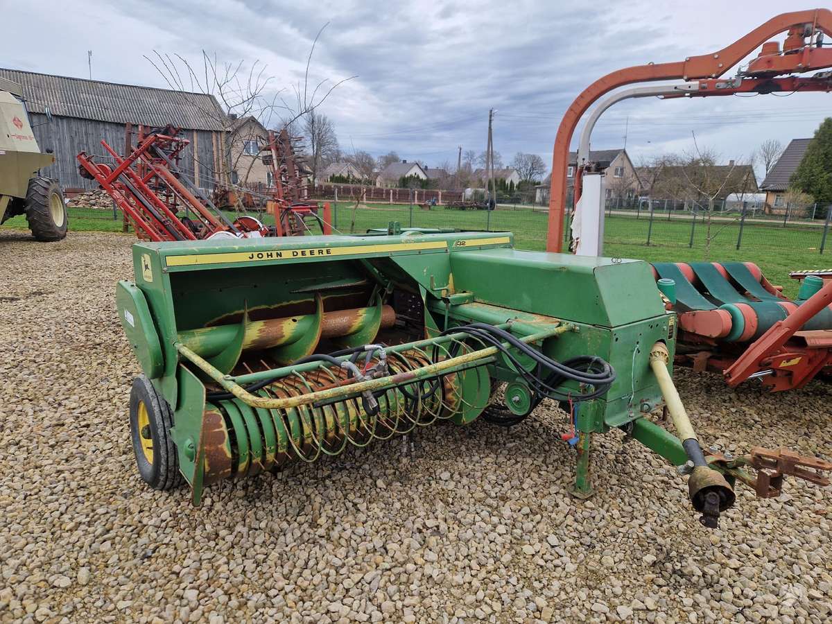 John Deere 332, balers