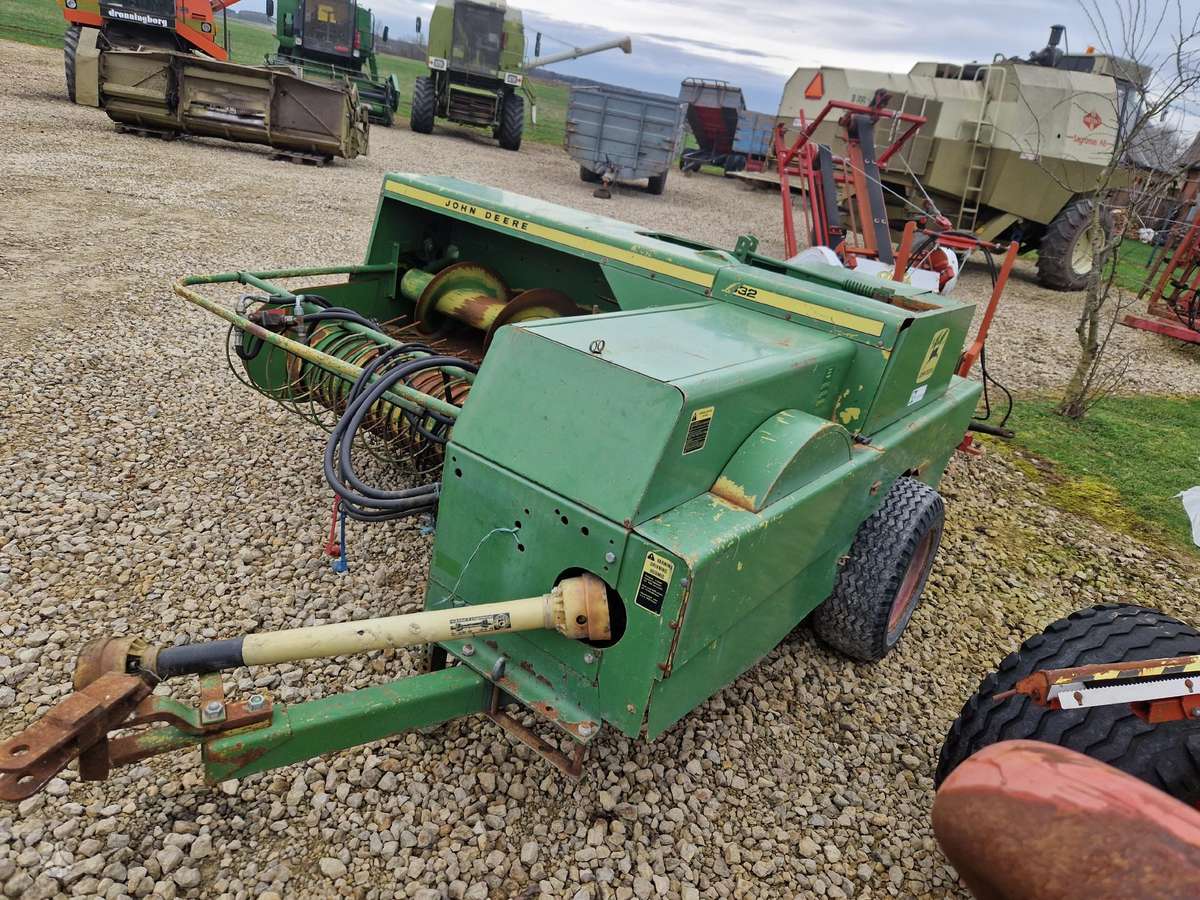 John Deere 332, presai