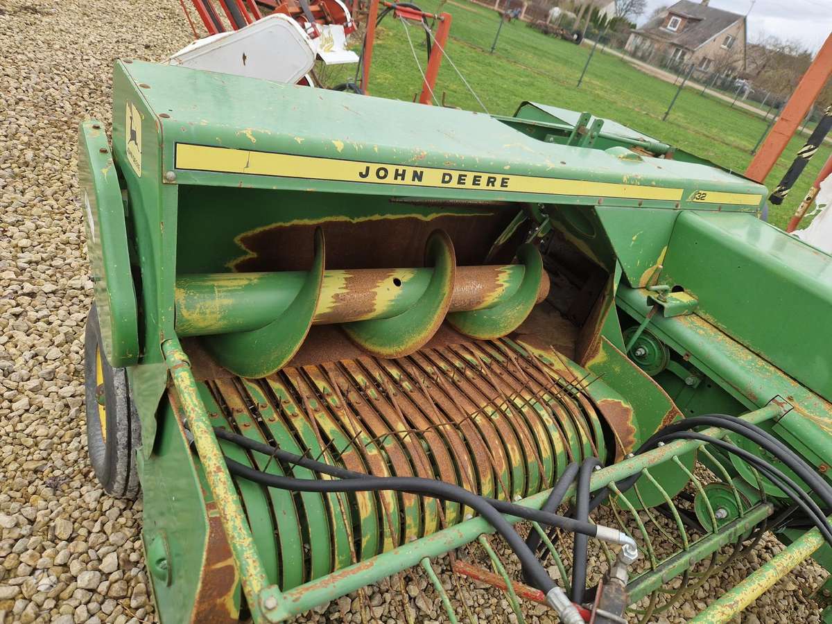 John Deere 332, presai