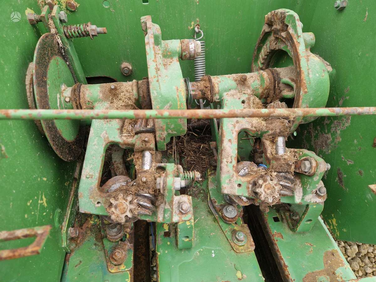 John Deere 332, presai