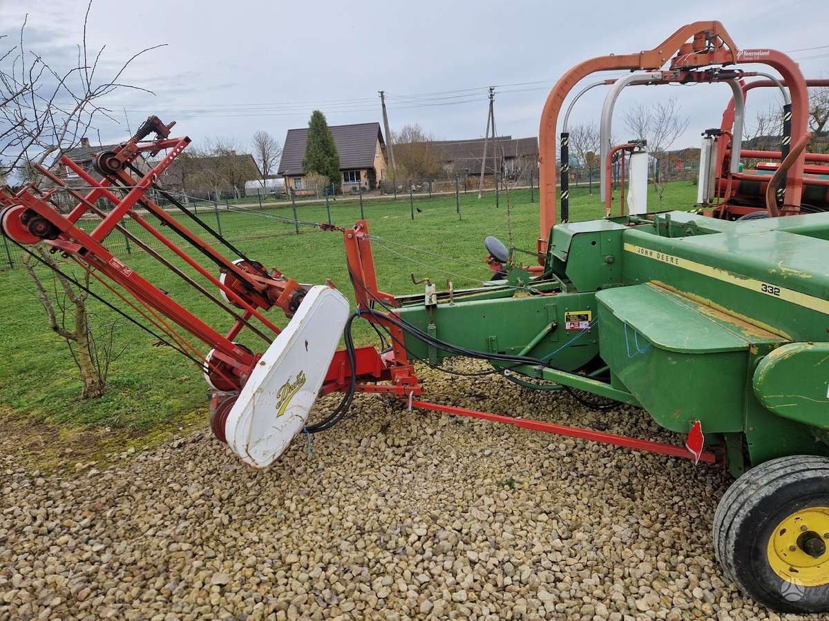 John Deere 332, presai