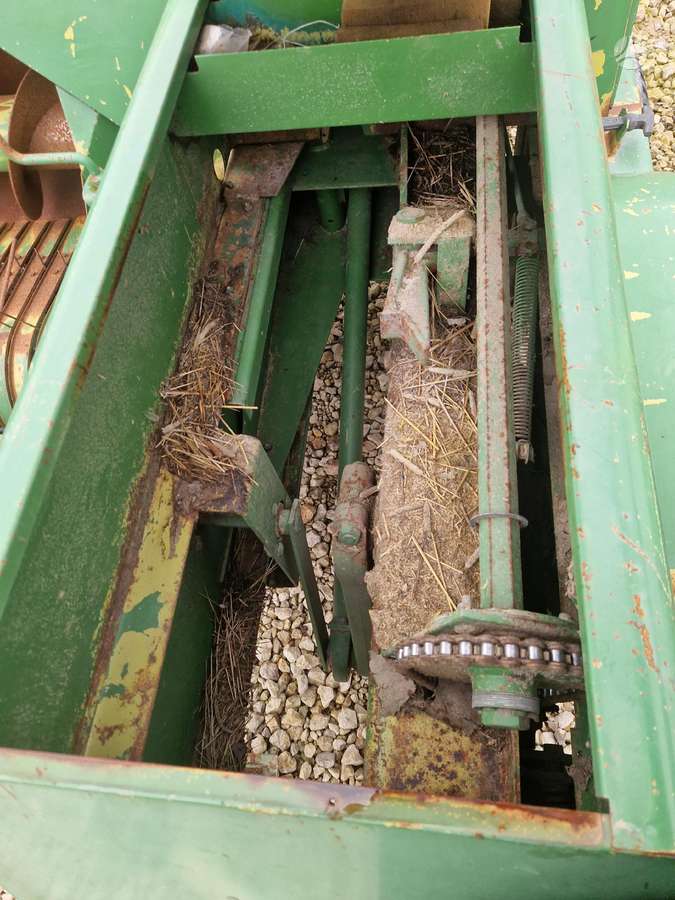 John Deere 332, balers