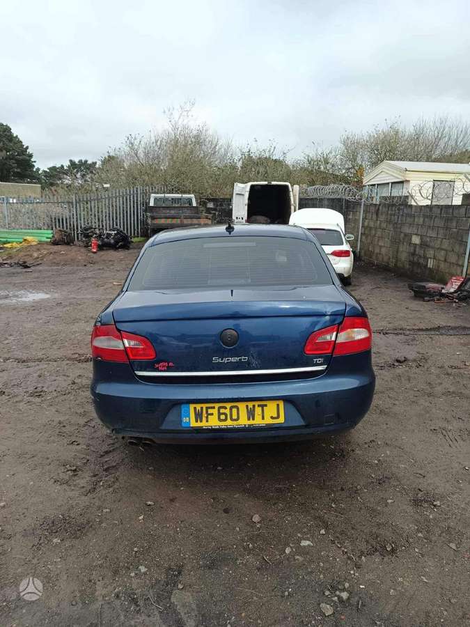 Skoda Superb dalimis