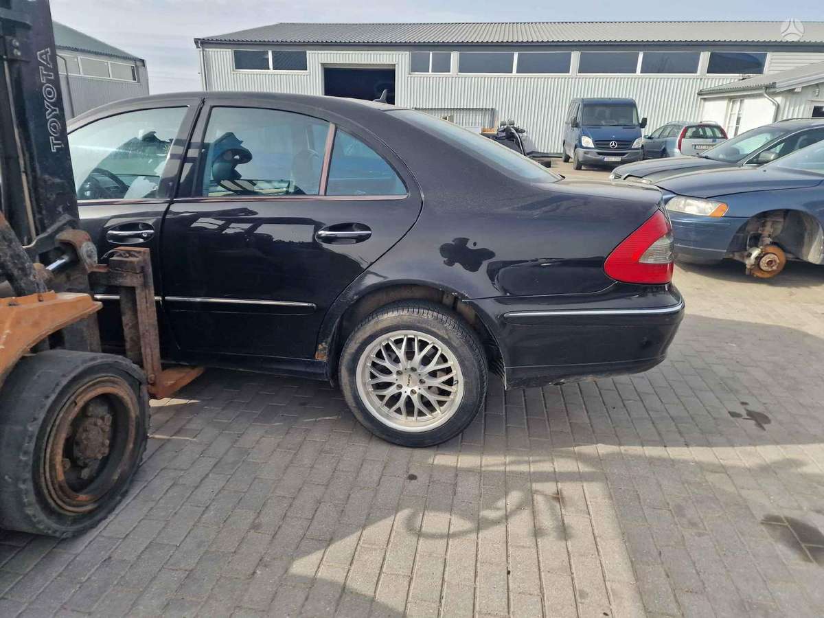 Mercedes-Benz E320 по частям