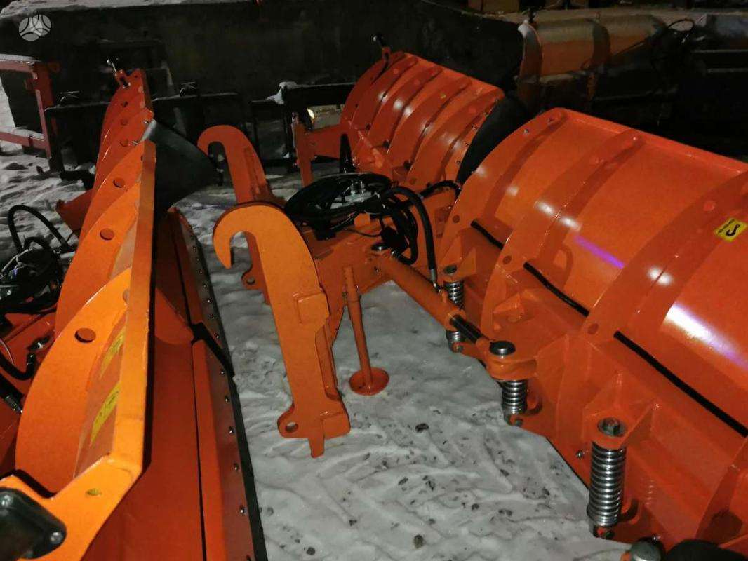P & H 3.4m, snow plows