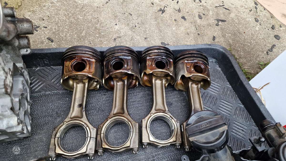 BMW 320, B47D20b, pistons, engine block, cylinder head