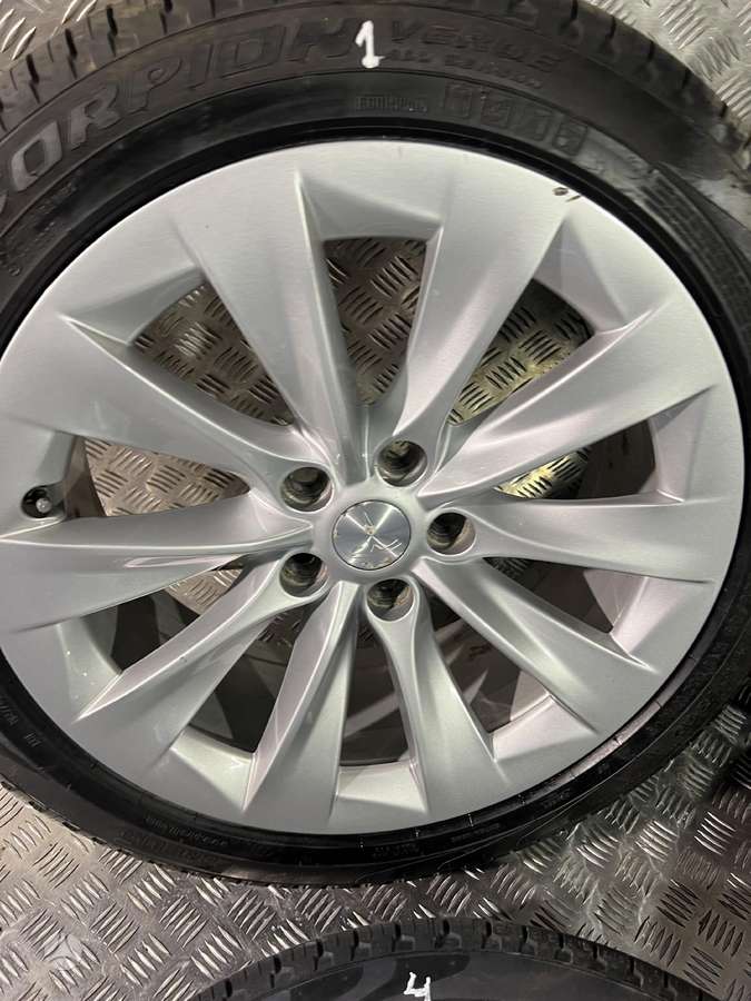 TESLA, vieglmetāla, R19