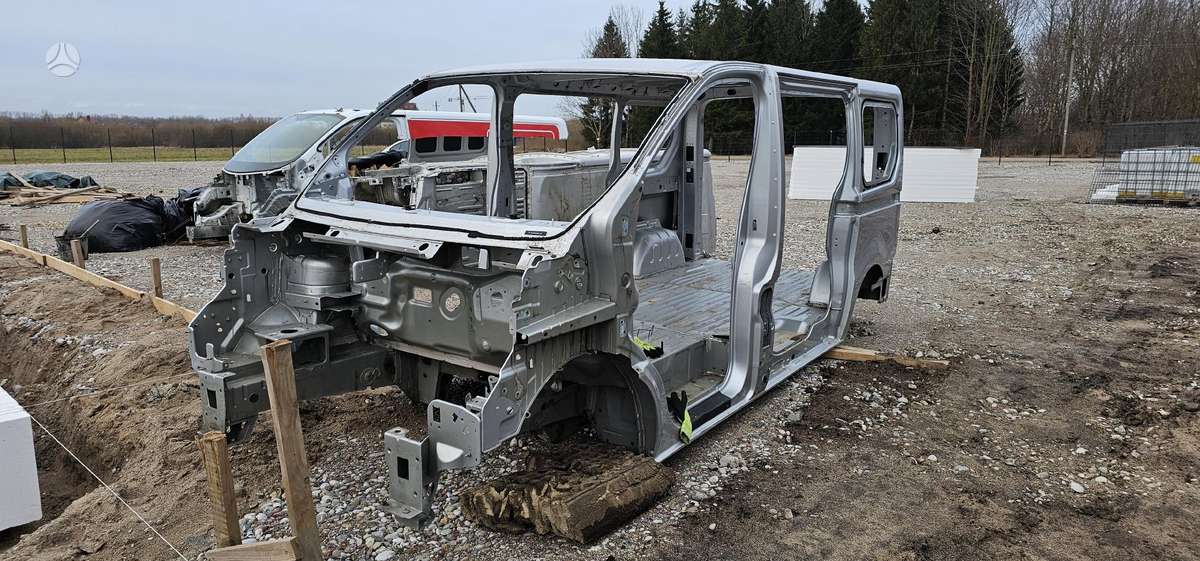 Renault Trafic dalimis. Kėbulas pjaustomas dalimis