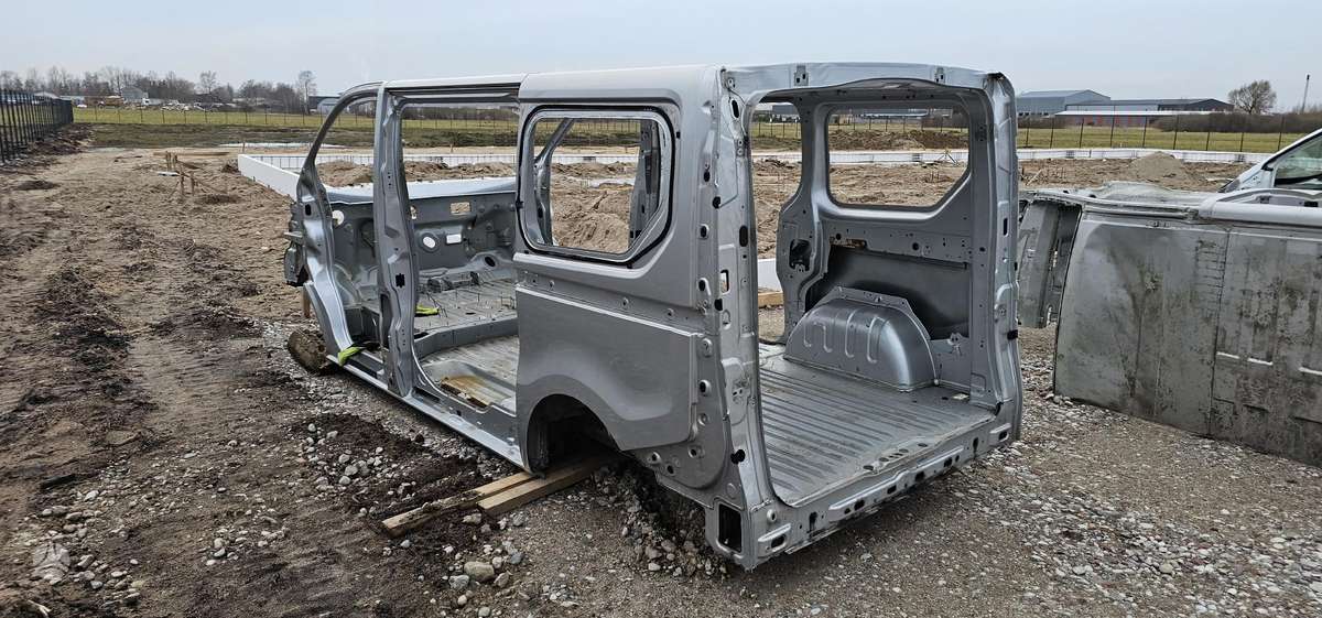 Renault Trafic dalimis. Kėbulas pjaustomas dalimis