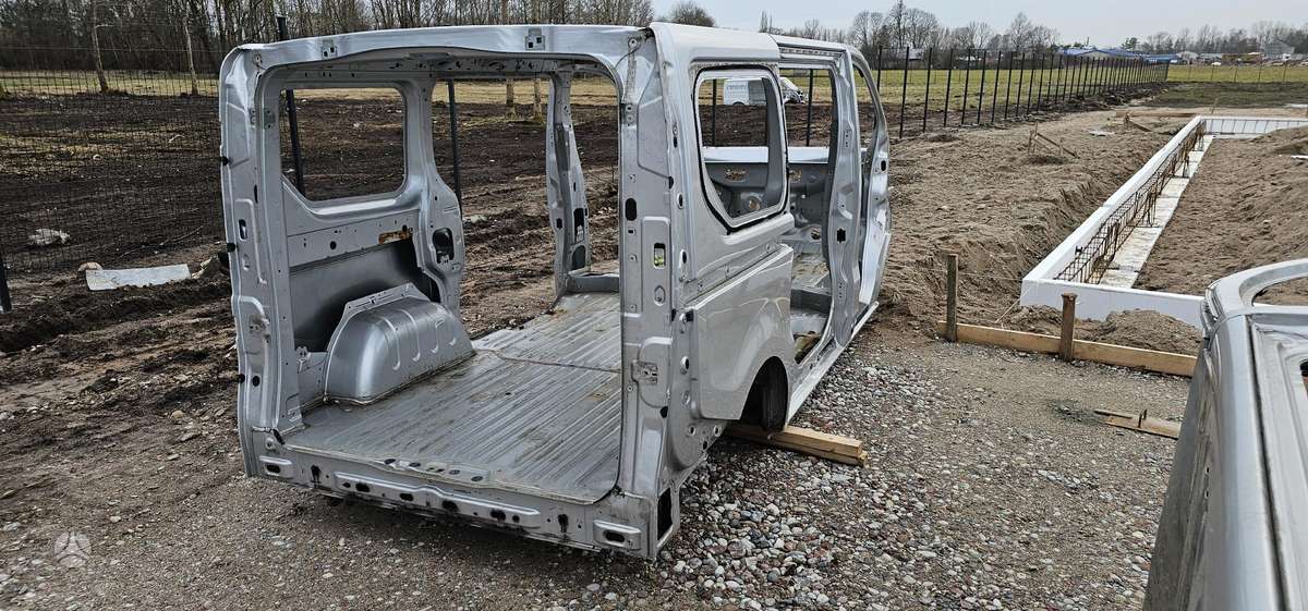Renault Trafic по частям. Kėbulas pjaustomas dalimis