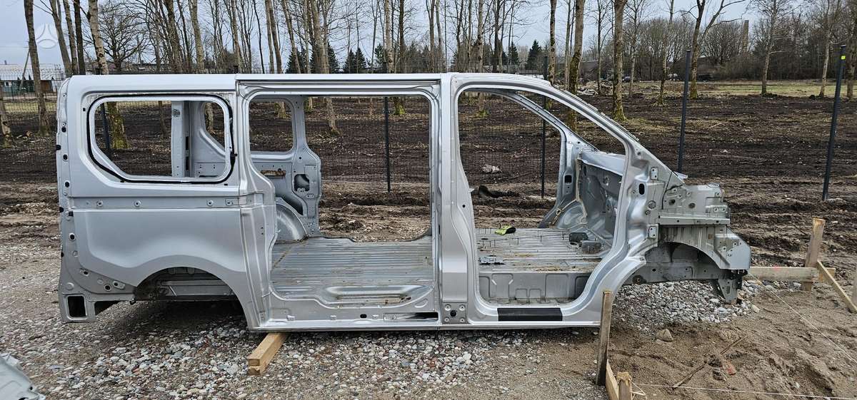 Renault Trafic по частям. Kėbulas pjaustomas dalimis